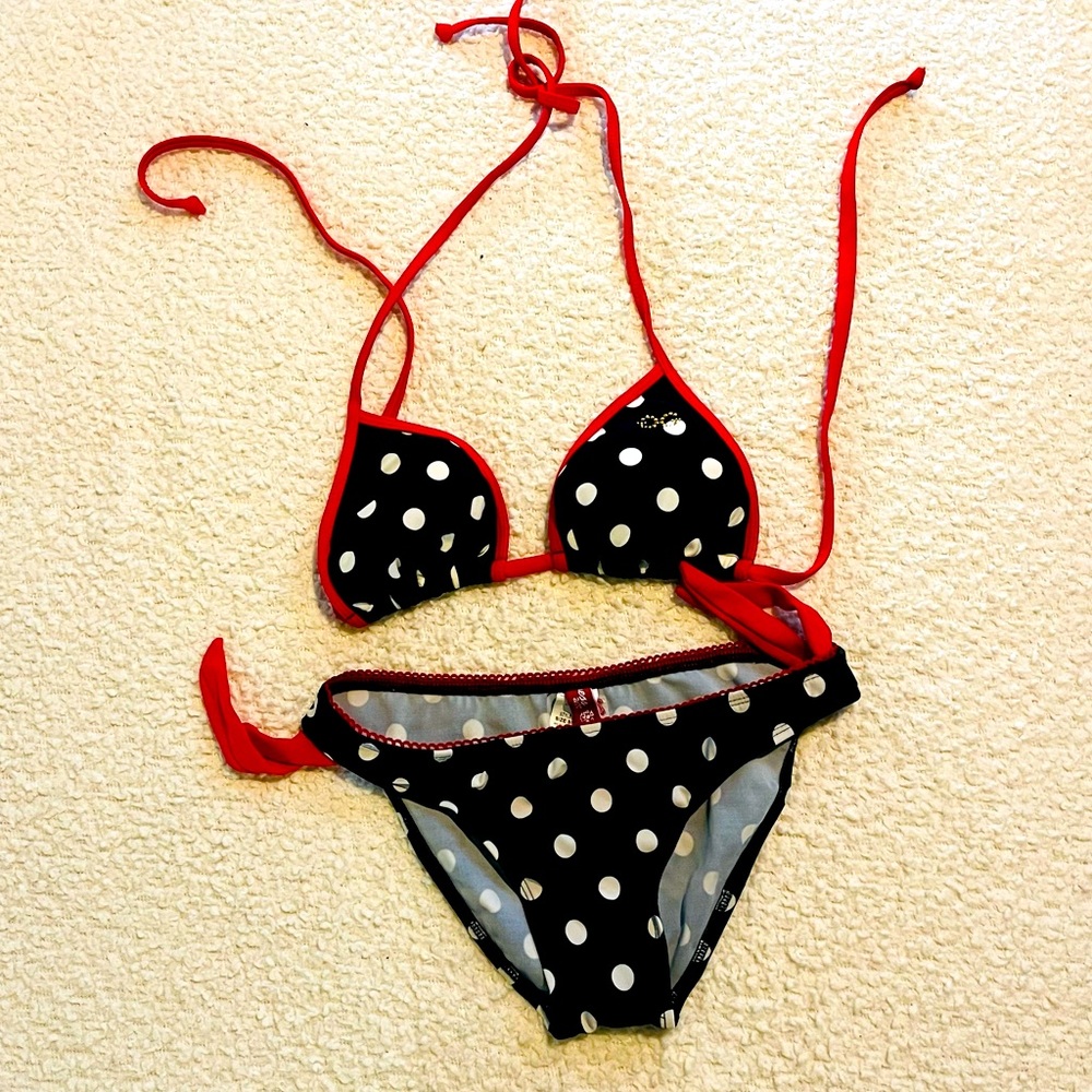 🔴Stay polka dot pretty pool side sipping some bubbles. 🔵